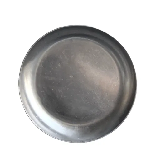 hopeansävyinen metallilautanen alunen