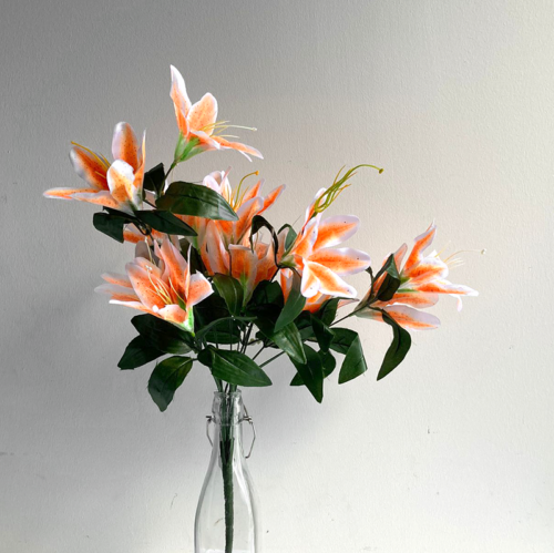 Silkkikukka kimppu, lilja, oranssivalkoinen